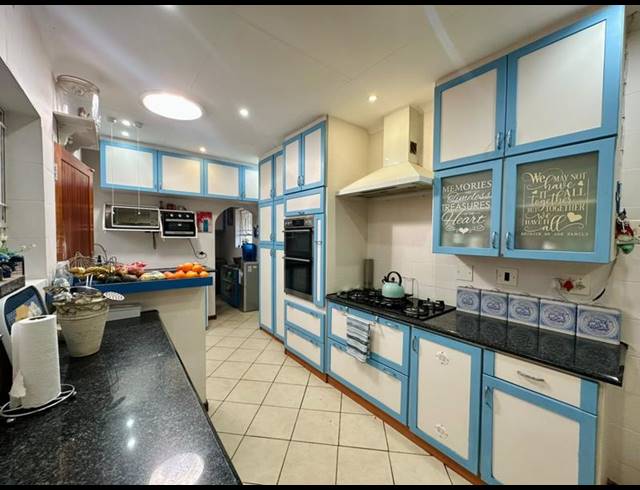 6 BEDROOM HOUSE FOR SALE IN BRACKENHURST